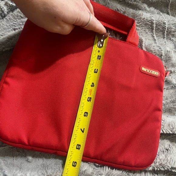 Incase Red Nylon Fits All iPads - Picture 11 of 11